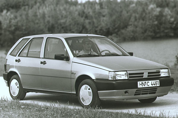 Vor dem blauen Logo trugen Fiat-Modelle einige Jahre lang das Schrgstrich-Emblem zusammen mit dem separaten Schriftzug, »
