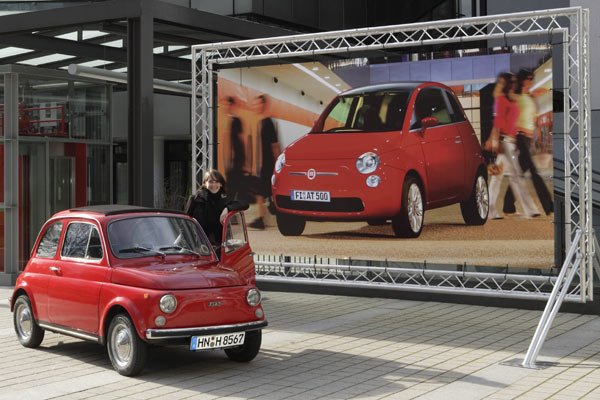 Schne Frau mit Klassiker: Als Appetithappen auf den neuen 500er hat Fiat dieses feine Motiv kreiert