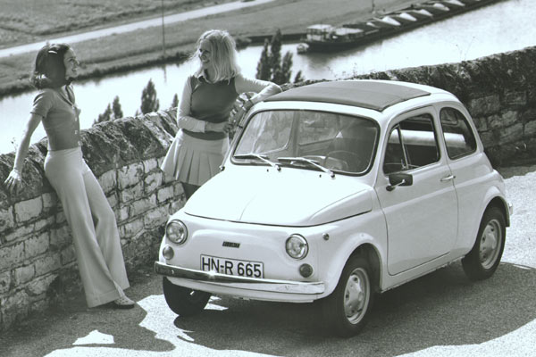 1965 kommt der Fiat 500F, der jetzt ber konventionell angeschlagene Tren verfgt und auch in Deutschland zunehmend Freund(inn)e(n) findet