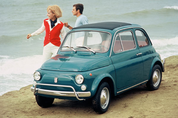 Ein Fiat 500 De Luxe mit den charakteristischen Chrombgeln