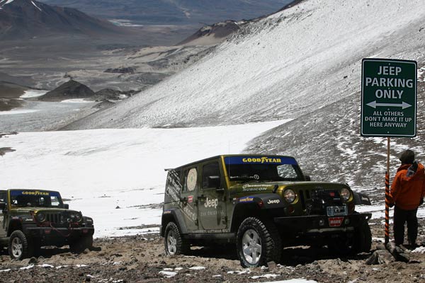 »Jeep Parking Only«: Alle anderen schaffen es sowieso nicht hierher. Jeep nutzt den neuen Hhenweltrekord von 6.646 Metern ber NN fr ein schnes Werbefoto