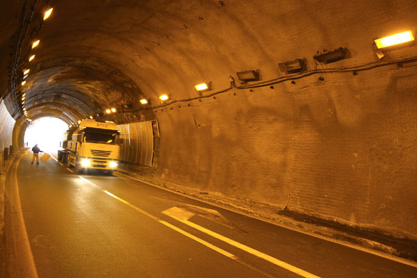 Man sieht es schon – dies ist der Testverlierer. Im Paci-2-Tunnel in Italien ist Sicherheit ein Fremdwort