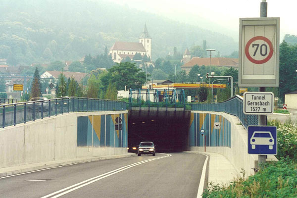 Gegenverkehr, Lkw-Anteil von 15 Prozent, uneingeschrnkter Gefahrguttransport: Die Durchfahrt durch den mit »bedenklich« bewerteten Schwarzwlder Gernsbach-Tunnel birgt laut ADAC hohe Risiken