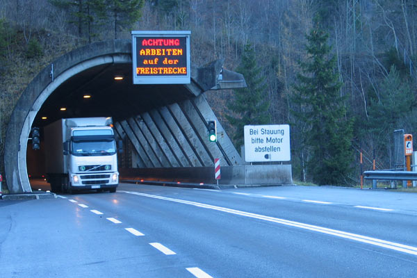 Ampeln und groe Anzeigetafeln informieren die Autofahrer am Tunneleingang in Dalaas in der Schweiz vorbildlich ber das Geschehen in der Rhre