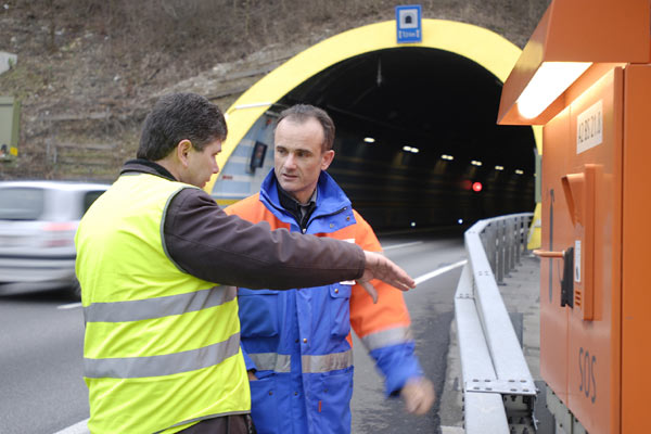 Ein Tester lsst sich von einem Mitarbeiter im mit »sehr gut« bewerteten Schweizer Arisdorf-Tunnel das Notrufsystem erlutern