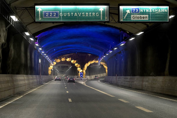 Optisches Element: Der schwedische Tunnel Sdra Lnken in Stockholm berrascht mit ungewhnlichen architektonischen Elementen und farbiger Lichtgestaltung