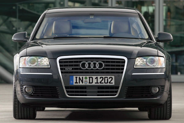 Erstmals gab es weie LED im Frontbereich 2004 beim Audi A8 W12