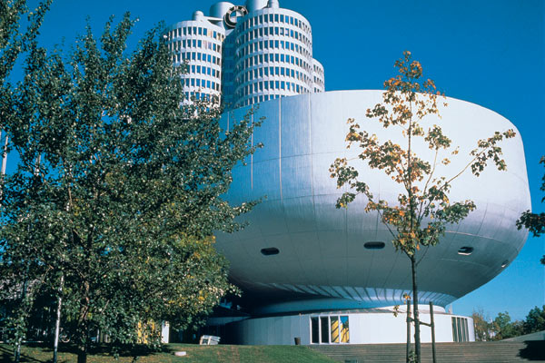 Blick auf das BMW-Museum am Stammsitz in Mnchen (Bild von 2001), das im Volksmund »Schssel« genannt wird. Im Hintergrund der BMW-»Vierzylinder«, die Konzernzentrale