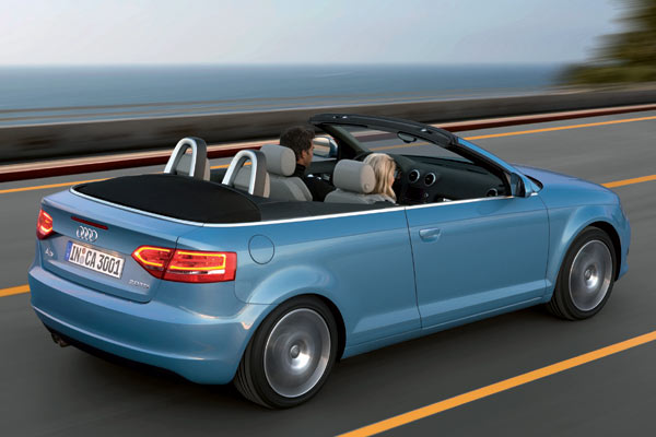 Audi setzt auf ein Stoffverdeck. Vorteile gegenber Stahl-Klappdchern sind die einfachere Bauweise, das geringere Gewicht, der kleinere Preis und der Wegfall von Designzwngen
