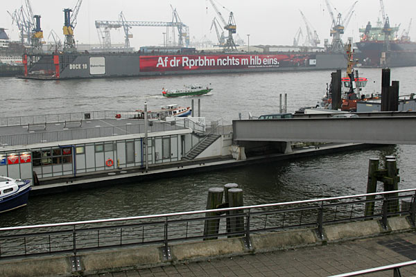 170 Meter lang, aber kein Platz fr Vokale: Auffllige BMW-Werbung im Hafen Hamburg