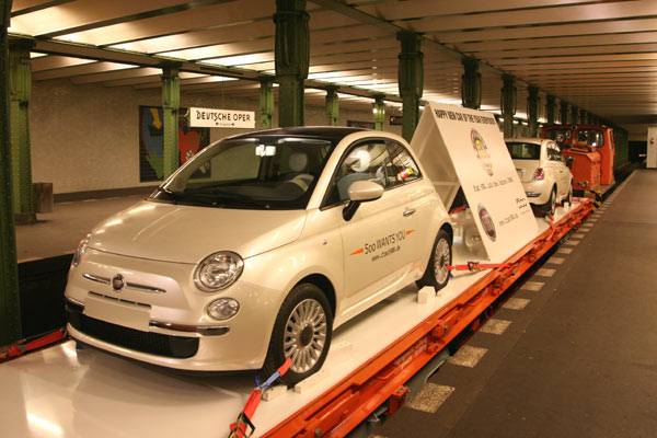 Ungewhnliche Werbung: Auf einer Gterlore schickt Fiat zwei 500er durch das Berliner U-Bahn-Netz