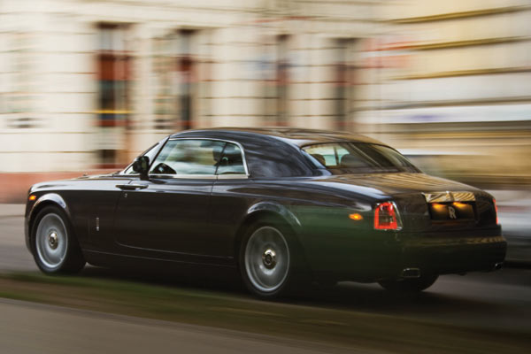 Rolls-Royce sieht das Coup als fahraktivstes Phantom-Modell