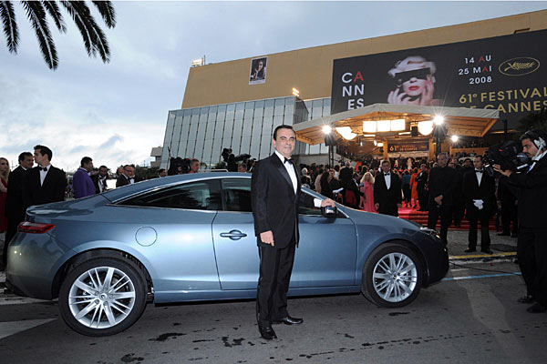Gestatten, Renault Laguna Coup. Renault-Chef Carlos Ghosn prsentierte die Neuheit am Rande des Grand Prix von Monaco 
und der 61. Internationalen Filmfestspiele in Cannes