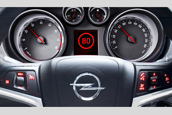 Erkennt das »Opel Eye« genannte Kamerasystem ein Tempolimit oder berholverbot, stellt es dieses fr einige Sekunden im Display dar. ber die uerste linke Taste am Lenkrad lsst es sich erneut aufrufen