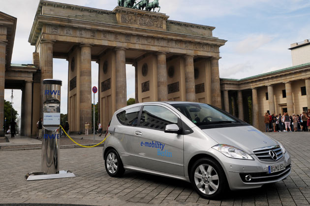 »Wir erfinden das Auto neu« sagt Daimler-Chef Zetsche zum Start eines gemeinsamen Pilotprojekts mit RWE fr Elektroautos in Berlin. Die Ladestation auf dem Pariser Platz wurde eigens frs Foto errichtet, »