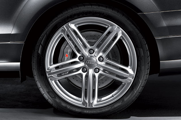 Fast 30 Zentimeter breite Reifen auf 20- oder 21-Zoll groen Rdern. Keramikbremsen sind Standard