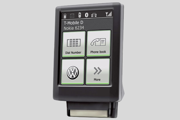 Der neue Bluetooth-Adapter von VW fr die Halterung der Handyvorbereitung ermglicht eine Bedienung des Telefons via Touchscreen