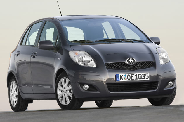 Mit aufgefrischter Frontschrze inklusive berarbeitetem Khlergrill geht der Toyota Yaris ins Modelljahr 2009. Scheibenwischer- und Waschdsen-Position scheinen nicht optimal