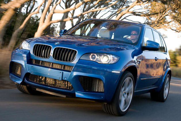 Gestatten, BMW X5 M. Erstmals bietet BMW seine strksten X-Modelle mit dem prestigetrchtigen »M«-Namenszusatz an. 555 PS, 680 Nm und bis zu 275 km/h Vmax lautet die Ansage