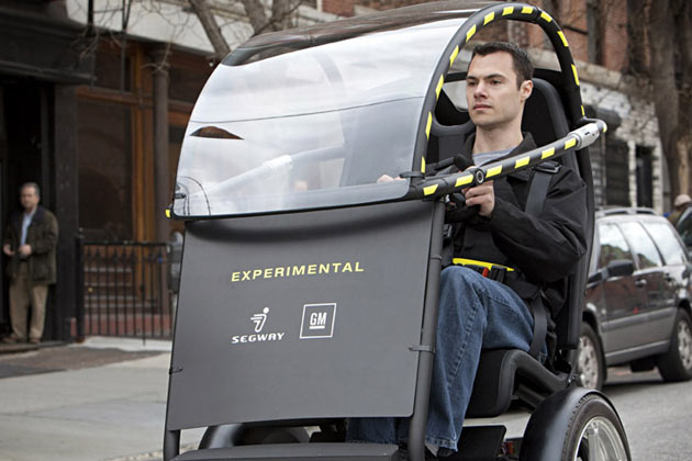 Der Prototyp in Zusammenarbeit mit General Motors zeigt, wie ein zuknftiger zweisitziger Segway Personal Transporter aussehen knnte