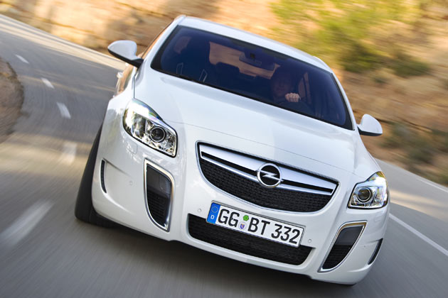 Optisch trgt der OPC mit den vertikalen Lufteinlssen an der Front mchtig auf. Opel-Fans kennen dieses Design schon seit der Coup-Studie GTC Concept von Anfang 2007
