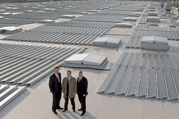 Die grte Photovoltaik-Anlage Norddeutschlands wurde jetzt auf Dchern des Wolfsburger Volkswagen-Werks in Betrieb genommen