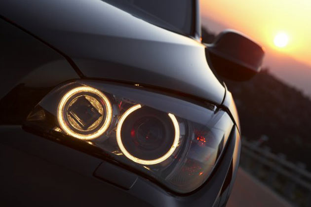 BMW hat erste Bilder des X1 via Facebook verffentlicht, darunter die Scheinwerfer und »