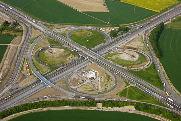 Der sechsstreifige Umbau des Autobahnkreuzes Kamen ist fast fertig. Neu ist insbesondere die semidirekte Rampe mit der blauen Brcke von der A2 aus Richtung Hannover auf die A1 Richtung Kln