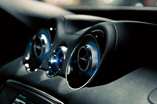 An die blaue Tasten- und Ambientebeleuchtung werden sich XJ-Fahrer gewhnen (mssen)