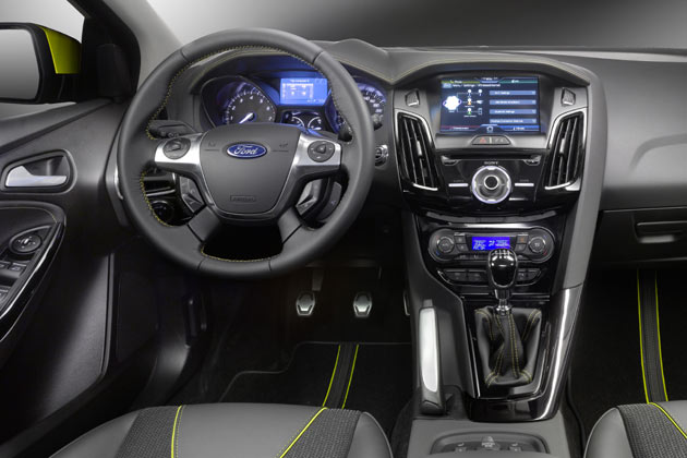Das neue Focus-Interieur ist »stylish« und schn in der ehemaligen VW-Farbe blau beleuchtet, aber auch ausgesprochen verspielt und unruhig. Der Handbremshebel htte so nicht sein mssen