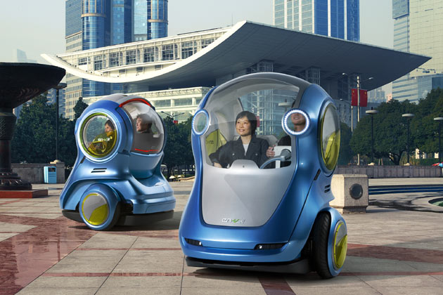 GM stellt zusammen mit dem chinesischen Konzern SAIC auf der Weltausstellung in Shanghai den Prototypen eines zweirdrigen Elektrofahrzeugs vor