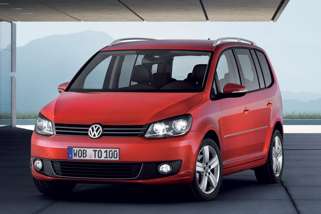Gestatten, VW Touran, Jahrgang 2010. Das neue Modell folgt der inzwischen fast zu gleich ber die Baureihen verbreiteten Designlinie der Marke