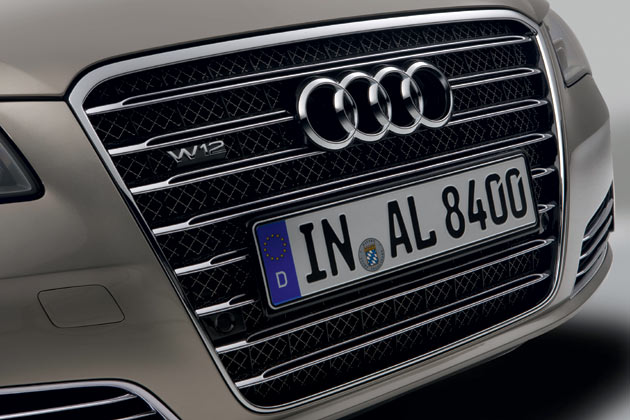 Damit ist Audis Flaggschiff zwar etwas schwcher als die Konkurrenzmodelle, aber auch sparsamer – trotz Allradantrieb. Der W12 trgt besondere Querspangen im Grill