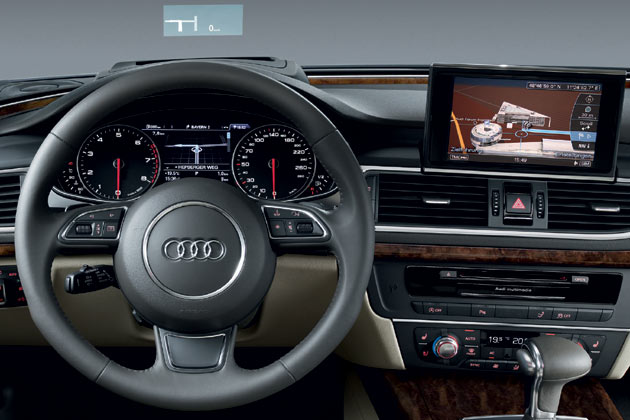 Das Display im Instrumentenkombi misst bis zu sieben Zoll. Neu bei Audi ist das optionale Head-up-Display, das auf dem Foto etwas merkwrdig aussieht
