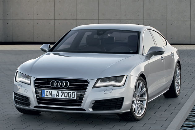 Die Front hnelt der des A8 und aller weiteren Markenbrder. Auch Audi schafft jetzt die Nebelscheinwerfer zugunsten eines Allwetterlichts ab