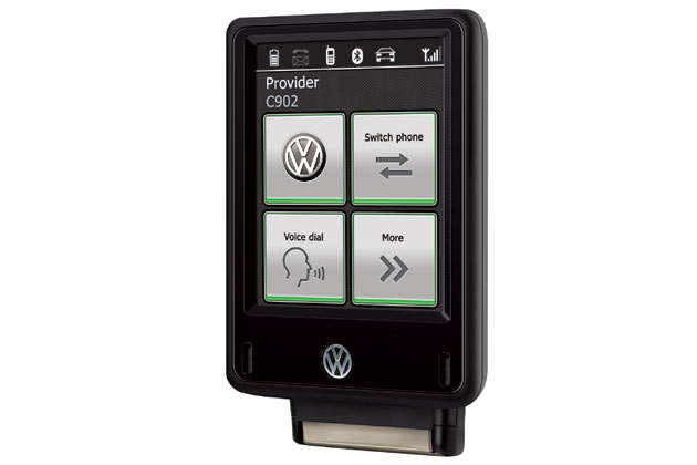 Volkswagen bietet den Touch Adapter jetzt auch in einer Voice-Version an, die Sprachausgabe, Sprachsteuerung und gleichzeitiges Einbuchen zweier Handys ermglicht
