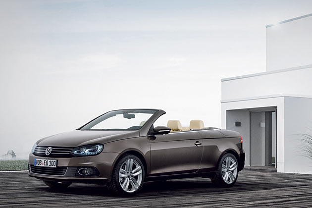 Zu einem berraschenden Zeitpunkt prsentiert Volkswagen das Facelift des Eos. Das Coup-Cabriolet trgt knftig ebenfalls den neuen VW-Einheitslook