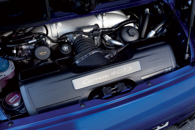 Der direkteinspritzende, turbofreie 3,8-Liter-Sechszylinder-Boxer im Heck leistet 408 PS, 23 mehr als in den Carrera-S-Modellen
