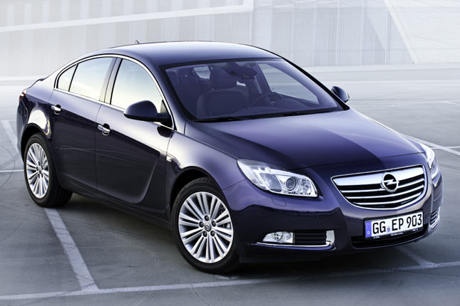 uerlich bleibt der Opel Insgnia zum Modelljahr 2012 grundstzlich unverndert. Kenner werden allerdings neue Rderdesigns und diese neue Metallic-Auenfarbe namens Luxurblau erkennen