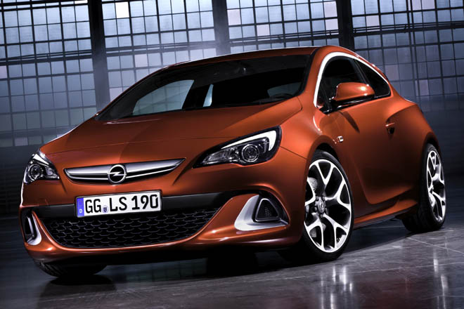 Im Sommer 2012 erscheint der neue Opel Astra OPC auf GTC-Basis. Das 280 PS starke und 250 km/h schnelle Coup differenziert sich durch modifizierte Schrzen und Schweller, »