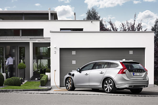 Der Volvo V60 Diesel-Hybrid mit Plug-in-Technik erscheint voraussichtlich Anfang 2013. Wenn auch der Aufpreis moderat ausfllt, kommt das Auto mit 57.000 Euro Grundpreis vor allem fr Eigner schicker Huser in Betracht