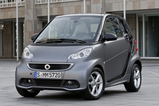 Daimler hat den Smart Fortwo erneut einem Facelift unterzogen. Wie beim Elektro-Modell gibt es jetzt einen vergrerten, einteiligen Lufteinlass in der Frontschrze, auerdem »