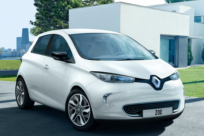 Renault zeigt erstmals die Serienversion des Zoe. Das etwas ber dem gngigen Kleinwagen-Format liegende Auto (4,09 Meter Lnge) erscheint Ende 2012