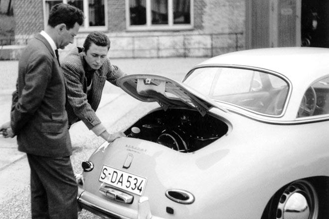 Ferry Porsche (li.), der Sohn des Firmengrnders Ferdinand Porsche, mit seinem Sohn Ferdinand Alexander am 911-Vorgnger 356, »