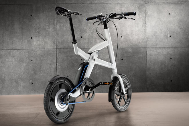 BMW hat die Studie eines Pedelecs vorgstellt. Das 1,48 Meter kurze Fahrrad mit 1,08 Metern Radstand wiegt trotz eines Rahmens aus Aluminium und Kohlefaser (50:50) ber 20 Kilogramm