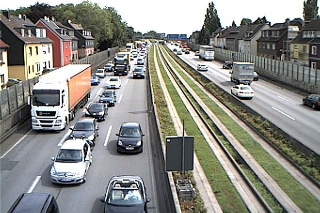 Die A40 gehrt mit mehr als 140.000 Fahrzeugen pro Tag zu einer der am meisten belasteten Fernstrecken in Deutschland. Das Webcam-Bild zeigt die A40 beim Autobahndreieck Essen-Ost in Richtung Dortmund