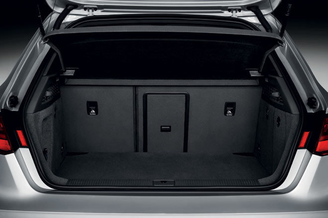 Der Kofferraum fasst 380 Liter, kaum mehr als bisher und kaum mehr als im Dreitrer. Selbst eine Durchladeeinrichtung lsst sich Audi extra bezahlen