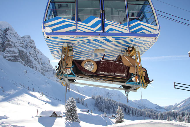 Fr eine Ausstellung wird der Rolls-Royce Phantom 2 aus dem Jahr 1930 auf den 2.500 Meter hohen Berggipfel des schweizerischen Sntis transportiert