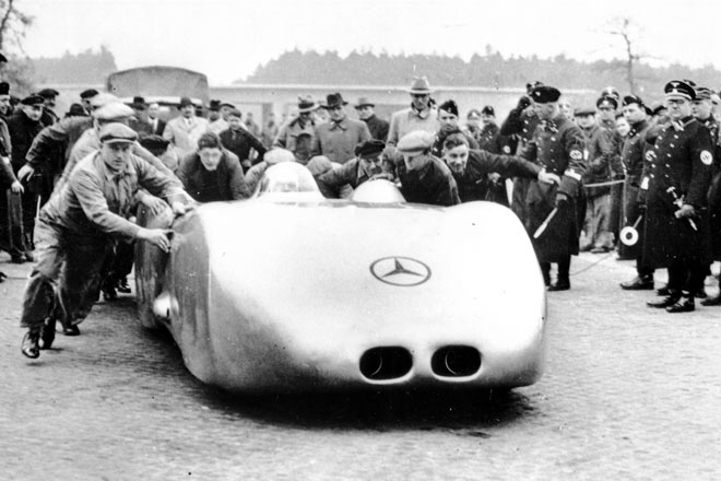 Heute vor 75 Jahren erreichte ein Mercedes einen Geschwindigkeitsrekord, der bis heute ungebrochen ist. Die Nazis mit Hakenkreuz sind 1938 stets zugegen