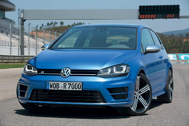 VW hlt das hohe Tempo bei der Golf-VII-Einfhrung bei. Nach Limousine und Variant, GTI und GTD, BlueMotion und 4Motion folgt jetzt das Flaggschiff, der neue Golf R